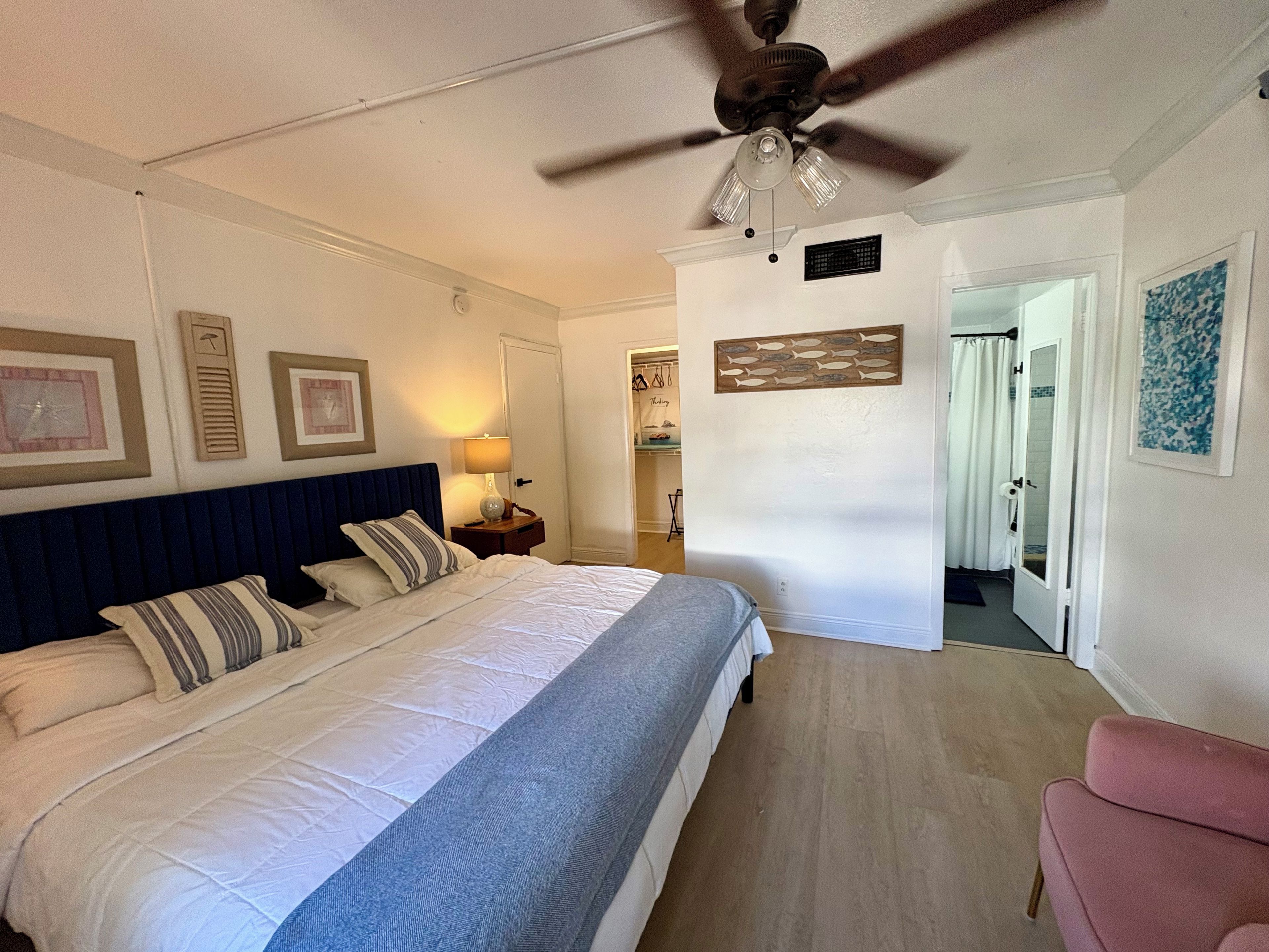 2 habitaciones, escritorio y tabla de planchar con plancha 