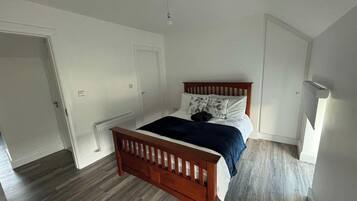 3 makuuhuonetta, silitysrauta/-lauta, Wi-Fi, vuodevaatteet