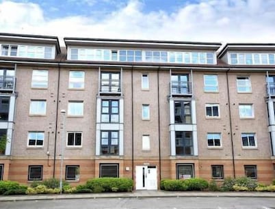 3 Bed Flat - Sleeps 6 - Parking - Wifi