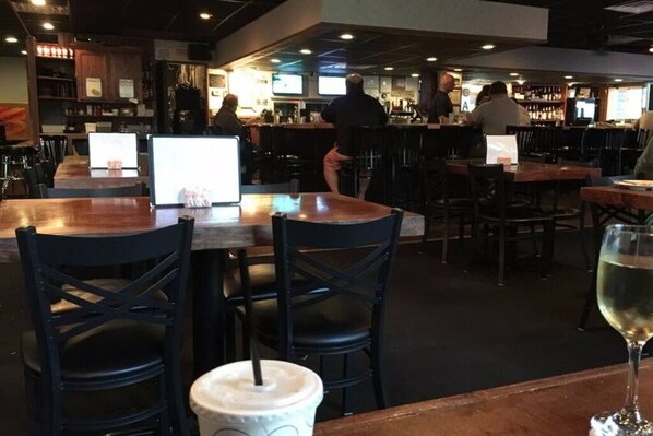 Bar (on property) - Lake Facing Commute Friendly Sunny & Serene House (Wharton)