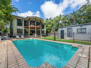 Outdoor pool - Toogoom Beach Vibes. Absolute Beachfront Home with pool! 4BR (Toogoom)