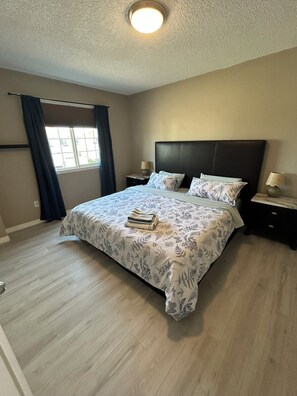 4 bedrooms, desk, free WiFi, bed sheets