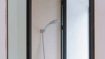 Dusche, Regendusche, kostenlose Toilettenartikel, Haartrockner