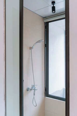 Douche, douche à « effet pluie », articles de toilette gratuits