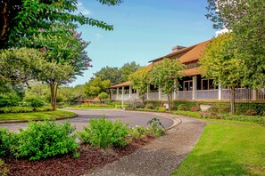 Exterior - Waterfront condo with pool, private balcony, close to beach & golf (North Myrtle Beach)