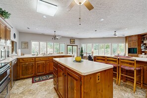 冷蔵庫、電子レンジ、オーブン、コンロ