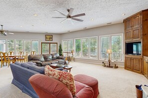 テレビ、DVD プレーヤー、テーブルサッカー台、卓球台