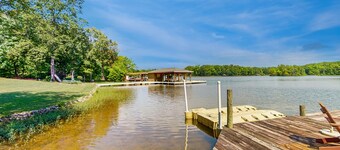 Rustic lakehouse with views, kayaks, Wifi, Central AC & cozy firepit nights