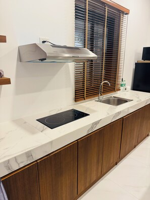 Fridge, microwave, stovetop, cookware/dishes/utensils