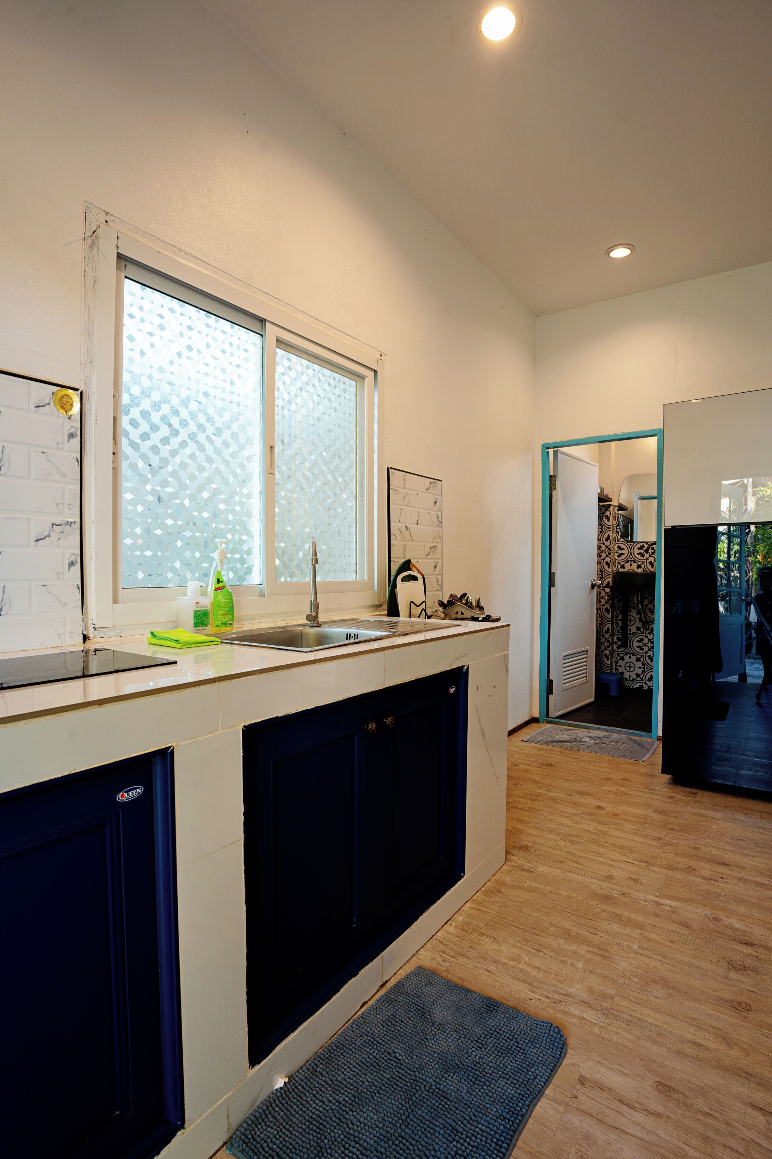 Una cocina moderna con ventana, pileta y encimera.