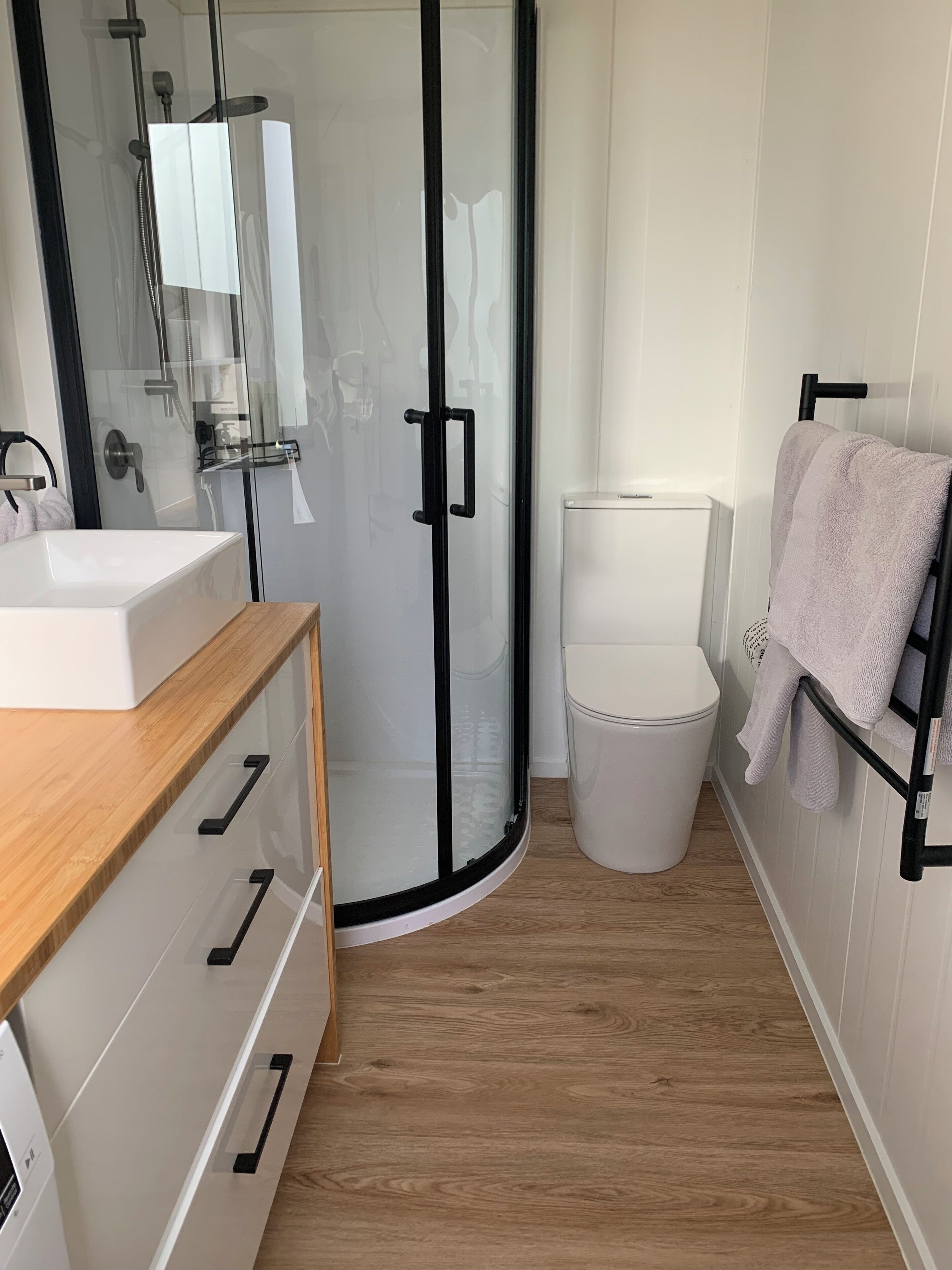 Dusche, Haartrockner, Handtücher, Seife