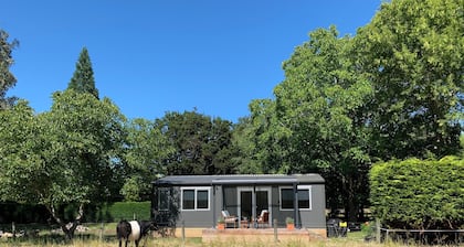 "Little Walnut" A charming rural tiny home only 15 minutes from Chch airport....