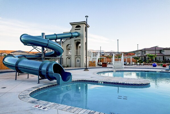 A heated pool - Modern townhome with astounding views - shared pool, lazy river & hot tub (Washington)