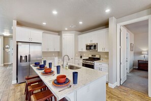 Réfrigérateur, four à micro-ondes, un four, surface de cuisson