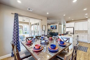 Dining - Modern townhome with astounding views - shared pool, lazy river & hot tub (Washington)