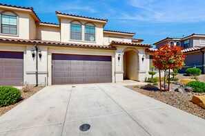 Exterior - Modern townhome with astounding views - shared pool, lazy river & hot tub (Washington)