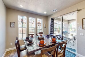 Dining - Modern townhome with astounding views - shared pool, lazy river & hot tub (Washington)