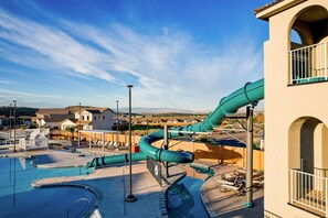 A heated pool - Modern townhome with astounding views - shared pool, lazy river & hot tub (Washington)