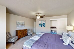 5 bedrooms, iron/ironing board, internet, bed sheets - Modern townhome with astounding views - shared pool, lazy river & hot tub (Washington)