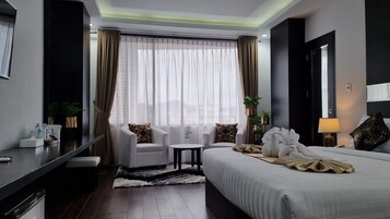 Signature Twin Room | Desk, free WiFi