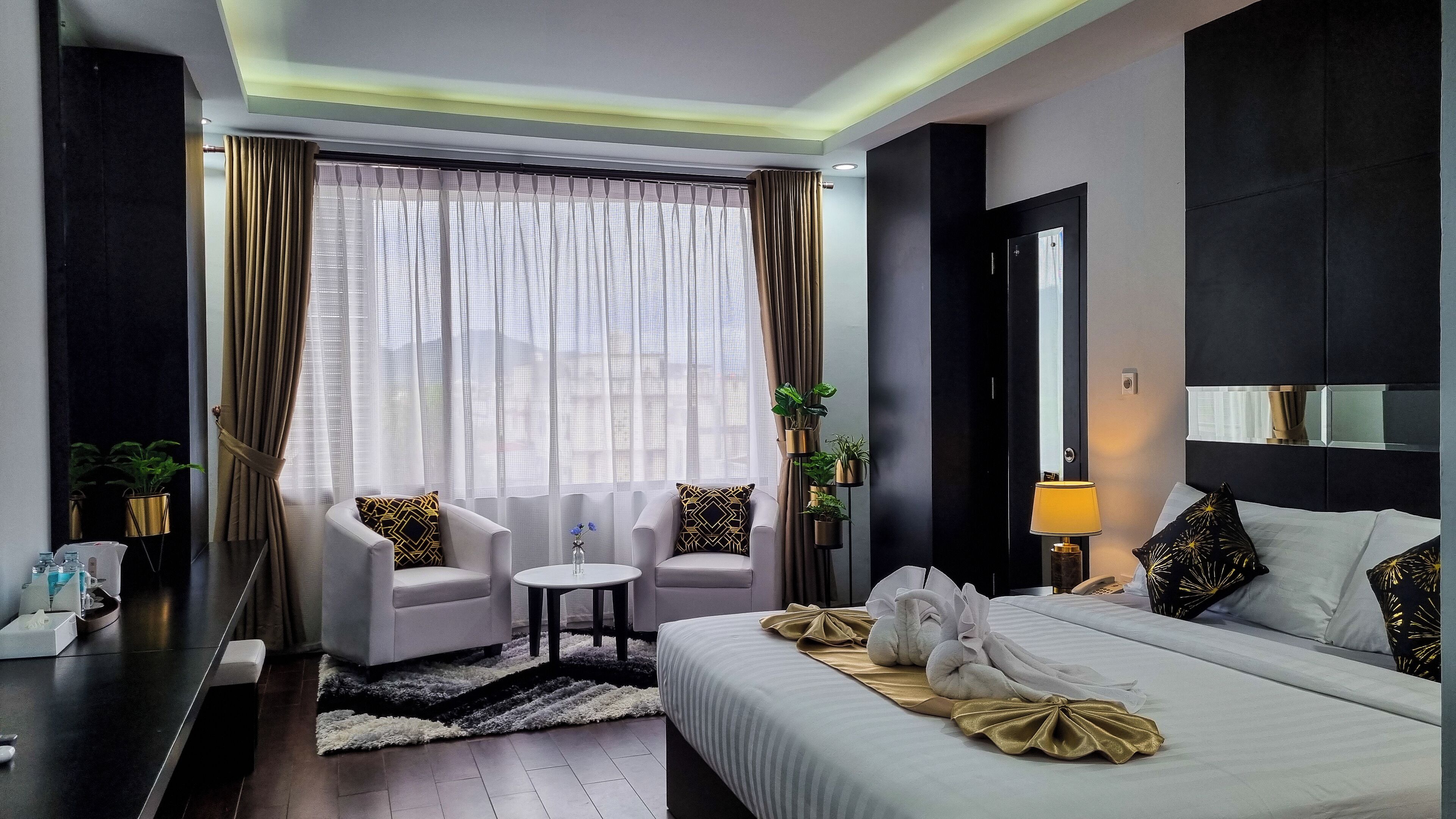 Signature Twin Room | Desk, free WiFi