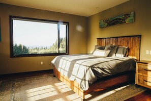 5 間睡房、書桌、熨斗/熨衫板、可攜式嬰兒床