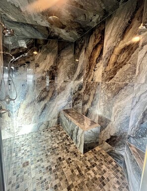 Hårføner, håndklær, såpe og sjampo