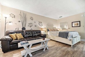 1 bedroom, travel cot, free WiFi, bed sheets - Salt Air Nook - Pool Access (Jekyll Island)