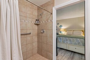 Haartrockner, Handtücher, Seife, Shampoo