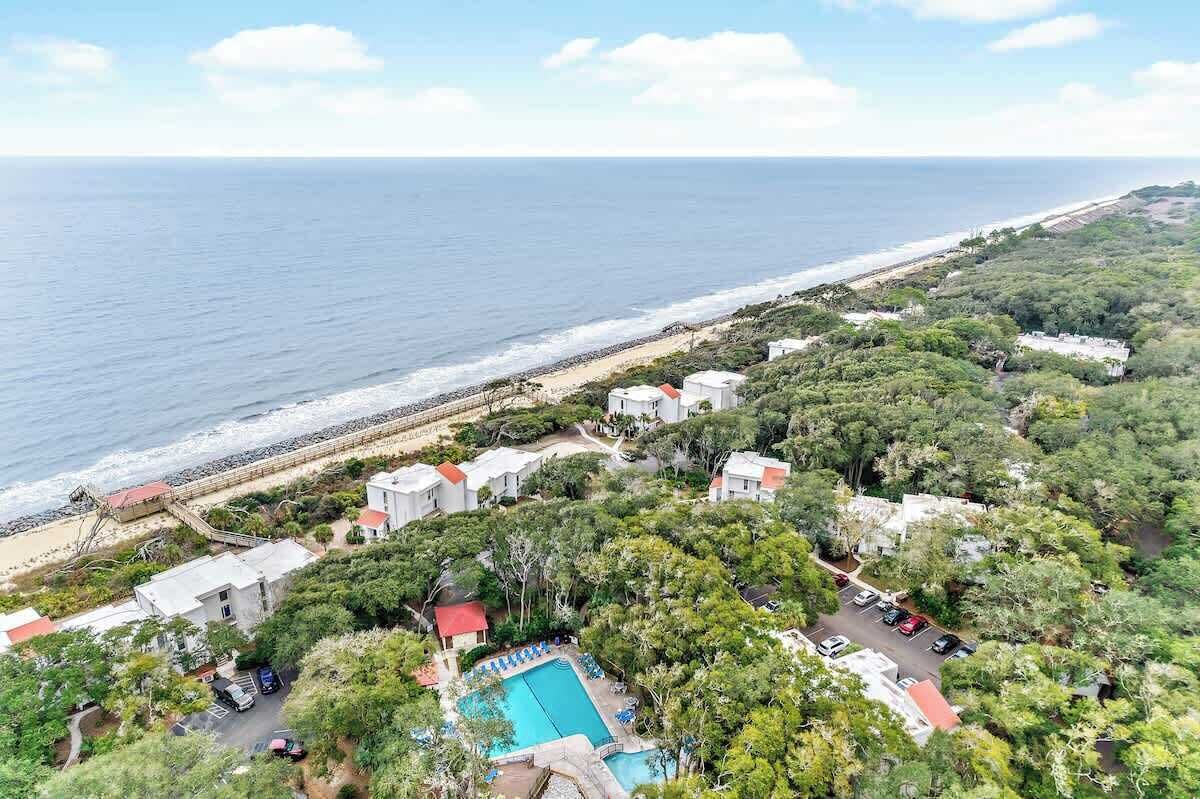 Une propriété située sur la côte, dotée d’une piscine, d’un accès à la plage et d’une végétation luxuriante.