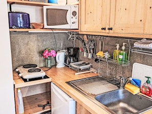 Réfrigérateur, micro-ondes, batterie de cuisine, vaisselle et ustensiles