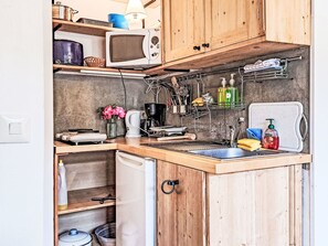 Réfrigérateur, micro-ondes, batterie de cuisine, vaisselle et ustensiles