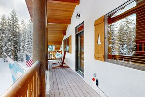 Property grounds - Beautiful ski chalet with gourmet kitchen, theater room & private hot tub (Brighton)