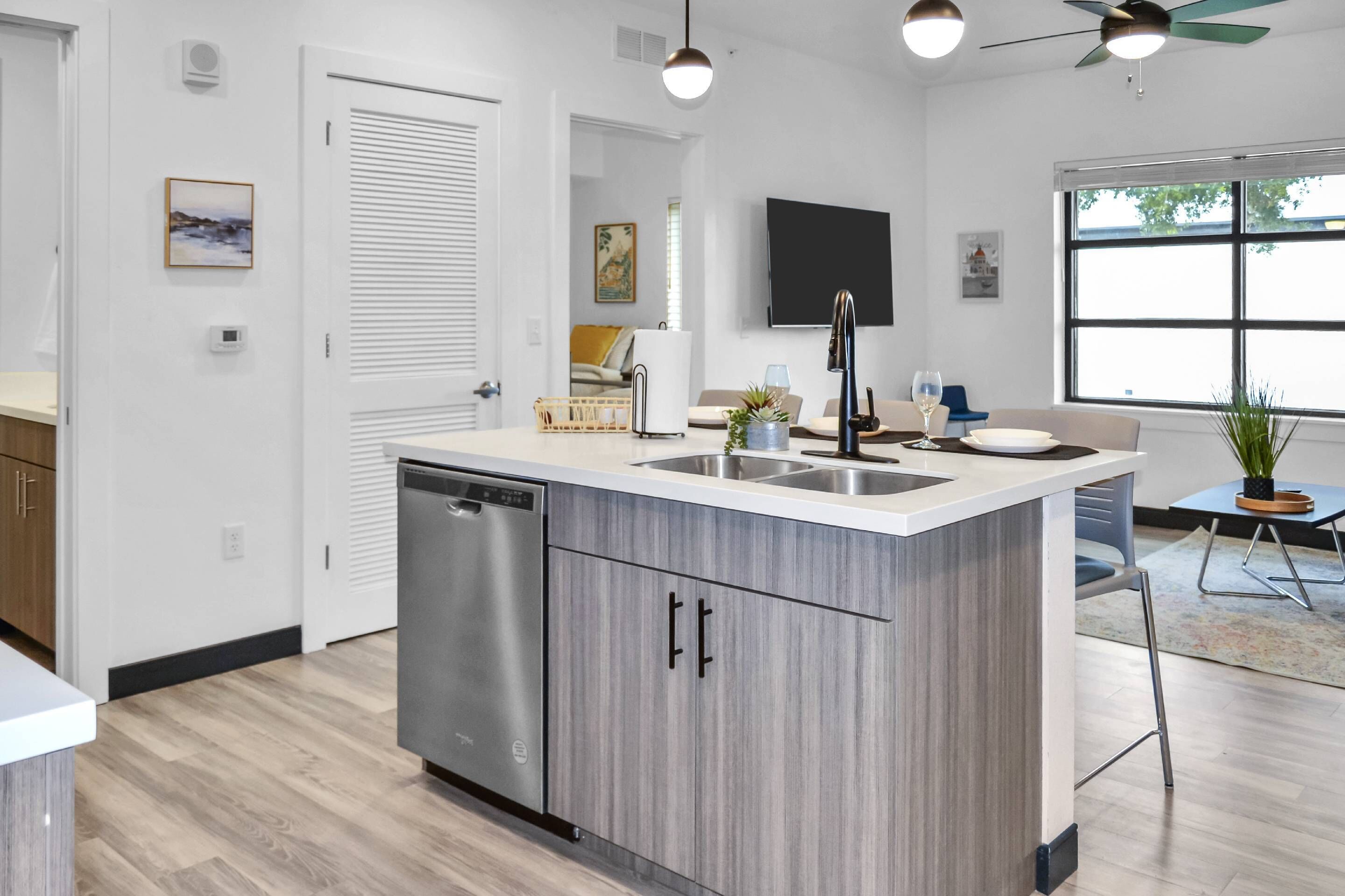 冷蔵庫、電子レンジ、オーブン、コンロ