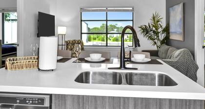 Chic 2 BDR Condo Steps from Tennis and Wellness Center, Pickleball