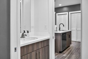 Shower, hair dryer, towels, shampoo - Chic 2 BDR Condo Steps from Tennis and Wellness Center, Pickleball (Zephyrhills)