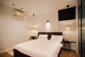 2 habitaciones, escritorio y tabla de planchar con plancha 