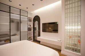 2 bedrooms, desk, iron/ironing board, travel crib