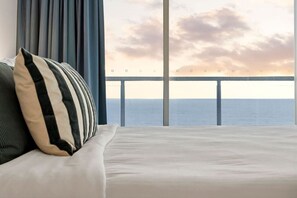 3 bedrooms, iron/ironing board, travel cot, WiFi - Mel's Place - Stunning 3 Bed Getaway + Ocean Views (Broadbeach)