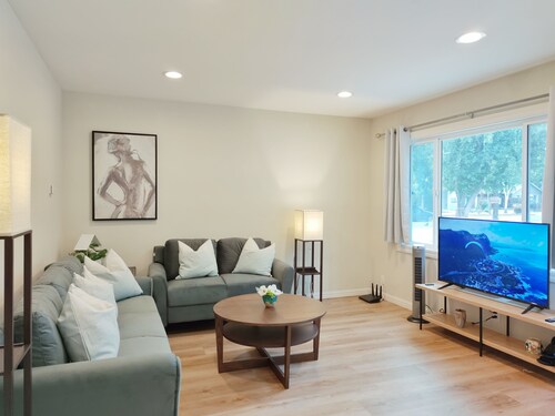 261-6 Cozy 2-Bedroom Apartment near Downtown Mountain View