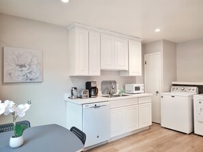 Private kitchen - 261-6 Cozy 2-Bedroom Apartment near Downtown Mountain View (Mountain View)