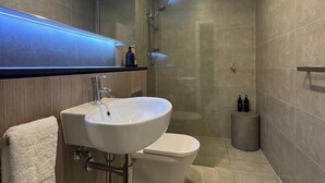 Dusche, Haartrockner, Handtücher, Seife