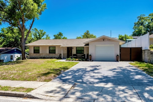 3-bedroom Biker's bungalow in brilliant Clermont Close to Downtown