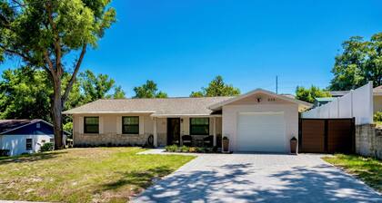 3-bedroom Biker's bungalow in brilliant Clermont Close to Downtown