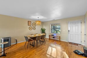 Dining - 3-bedroom Biker's bungalow in brilliant Clermont Close to Downtown (Clermont)