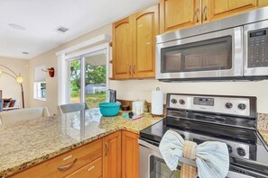 Microwave, oven, stovetop, dishwasher - 3-bedroom Biker's bungalow in brilliant Clermont Close to Downtown (Clermont)