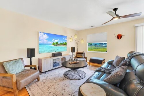 3-bedroom Biker's bungalow in brilliant Clermont Close to Downtown