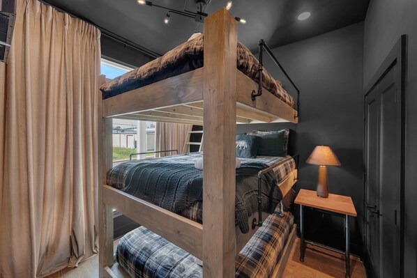 4 chambres, fer et planche à repasser, Wi-Fi, draps fournis