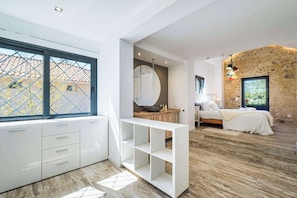 4 bedrooms, desk, iron/ironing board, WiFi