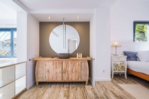 4 bedrooms, desk, iron/ironing board, WiFi